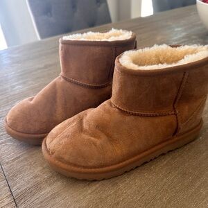 Ugg Kids Classic Mini Brown Chesnut Shearling Boots. Kids Size 3